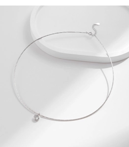 Vue détaillée du collier ras de cou en argent S925 avec pendentif en pierre ronde