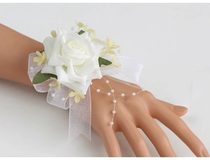 Détail du corsage de poignet rose blanche avec rubans en organza et perles pour mariage