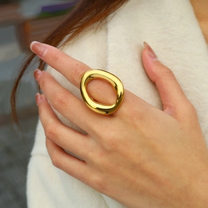 Anello ovale cavo placcato oro 18K con design geometrico minimalista e raffinato