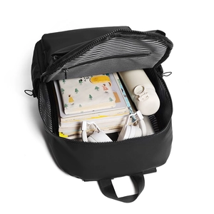 Schwarzer wasserdichter 15,6 Zoll Laptop-Rucksack mit großem Fach und Streifenfutter