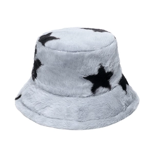 Bob en fausse fourrure avec motif d'étoiles pour un style streetwear d'hiver