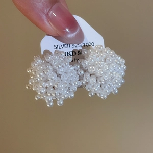 Vue détaillée des boucles d'oreilles en perles avec clous en argent sterling 925