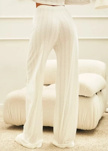 Détail du pantalon de pyjama en maille ajourée blanche avec rayures et motifs losanges