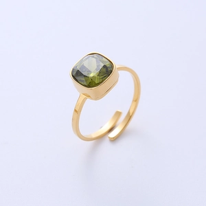 Bague réglable dorée élégante ornée d'un zircon vert étincelant de coupe carrée