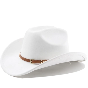 Détail d'un chapeau de cowboy en feutre blanc avec ceinture en cuir brun et boucle dorée