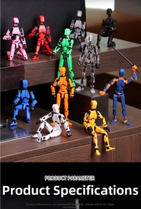 Detailansicht von 10 beweglichen Actionfiguren in verschiedenen Farben auf einem Holzständer