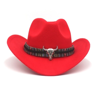 Chapeau de cowboy rouge en feutre avec ruban ethnique et décoration de tête de taureau