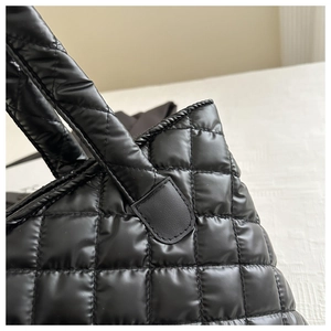 Détail du tissu matelassé et des coutures de ce grand sac cabas noir style doudoune