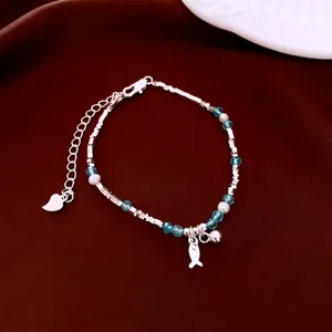 Elegante bracciale di perle d'acqua dolce e perline d'argento con ciondoli a pesce e campanello