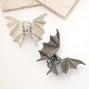 Détail des pinces à cheveux ailes de chauve-souris en argent et métal foncé