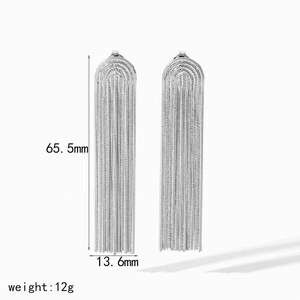 Boucles d'oreilles élégantes à pompons en acier argenté avec dimensions 65,5mm et poids 12g