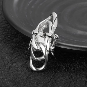 Nahaufnahme des polierten Edelstahl-Cuban-Verschlusses für Halsketten und Armbänder