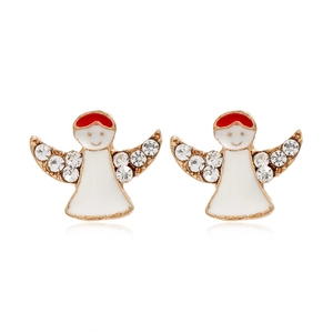 Gros plan de boucles d'oreilles ange dorées avec émail blanc et strass brillants