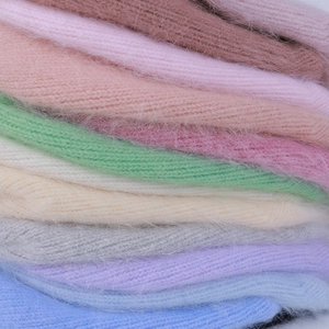 Nahaufnahme der weichen Angora-Kaninchenfell-Textur und Strickdetails in verschiedenen Farben