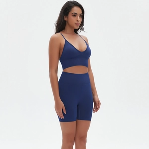 Detail der dunkelblauen nahtlosen High-Waist-Shorts und des Sport-BHs für Yoga