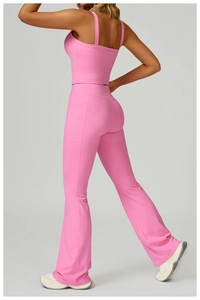 Vue détaillée de l'ensemble de yoga rose avec legging évasé et poches latérales pratiques