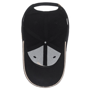 Vue intérieure d'une casquette en coton noir avec bandeau et sangle réglable
