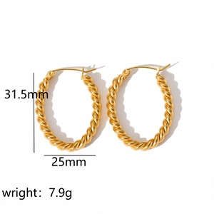 Boucles d'oreilles créoles torsadées en C plaquées or 18k avec dimensions de 31,5 mm