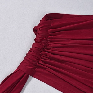 Gros plan détaillé du tissu froncé rouge foncé avec un design plissé et sa texture