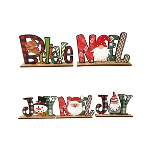 Set de 4 adornos navideños de madera con Papá Noel y letras festivas de JOY y NOEL