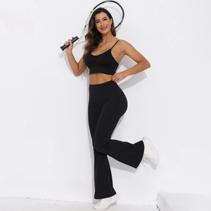 Nahaufnahme von schwarzem Sport-BH und ausgestellter Yoga-Hose mit hoher Taille und Schläger