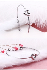 Detailansicht eines silbernen Herz-Armbands mit verstellbarer Kette und Karabinerverschluss