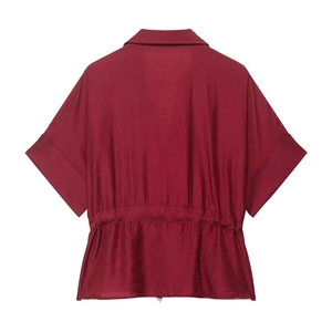 Détail de chemise safari bordeaux montrant la taille élastique et texture soie