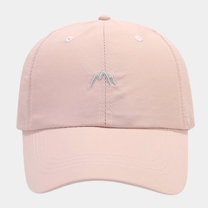 Vue détaillée d'une casquette rose avec broderie montagne et coutures contrastées