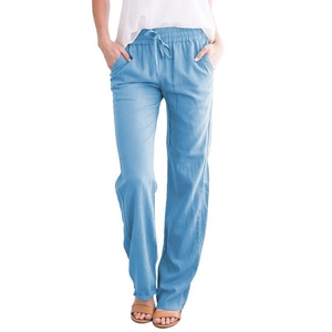 Détail du pantalon en lin bleu clair avec taille élastique à cordon et poches latérales