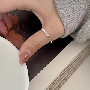 Minimalistischer S925 Sterlingsilber Ring mit unregelmäßiger Wellenform im Ins-Stil
