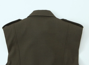 Détail de la robe vert olive avec épaulettes et texture de tissu tissé de haute qualité