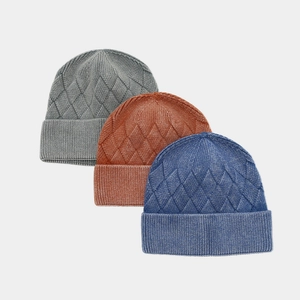 Berretti classici in maglia a trecce grigio, rosso e blu con risvolto a costine caldi