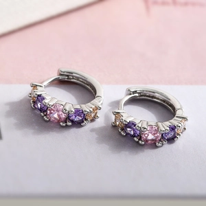 Eleganti mini orecchini a cerchio argento con pietre di zircone colorate in macro