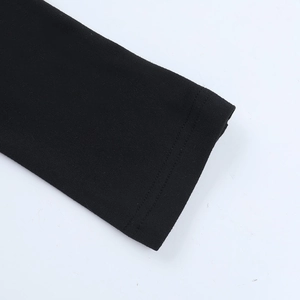 Nahaufnahme der schwarzen Strickmanschette mit robusten Doppelnaht-Details am Ärmel
