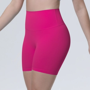 Gros plan sur le short de yoga rose fuchsia à taille haute en tissu technique sans couture