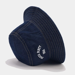 Détail du chapeau bob en denim bleu foncé avec broderie blanche PASTA PARTY USA