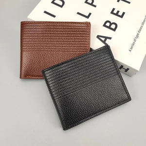Détail de portefeuilles en cuir noir et marron avec coutures à rayures horizontales