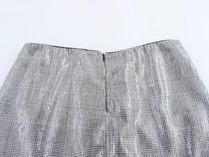 Détail de la taille arrière d'une jupe grise à carreaux pailletée avec fermeture invisible