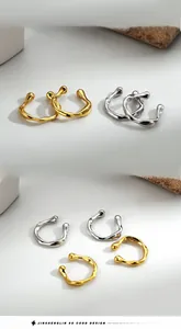 Dettaglio dei polsini per orecchie in argento S925 con trama a onde nei colori oro e argento