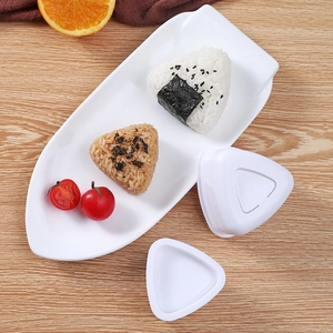 Set di stampi per sushi triangolari giapponesi per onigiri su tavolo di legno
