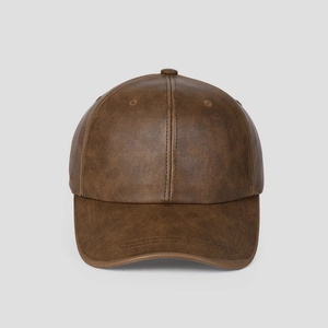 Primo piano frontale di un berretto da baseball in pelle PU marrone stile vintage