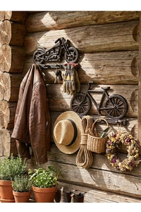 Detalle de ganchos de pared vintage de hierro para moto y bici sobre fondo de madera