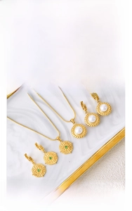 Detail of 18k gold plated stainless steel jewelry set with green agate and pearls