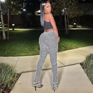 Détail du legging en maille à rayures noires et blanches avec une taille haute sculptante