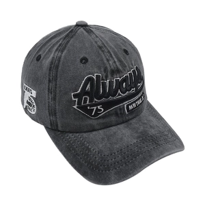 Dettaglio del cappellino vintage grigio lavato con ricamo 3D Always '75 New York