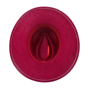 Détail macro du chapeau fedora magenta montrant la bande intérieure et les surpiqûres