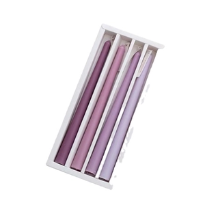 Set mit vier lila Gradienten-Stabkerzen in eleganter CITTA Duftkerzenverpackung