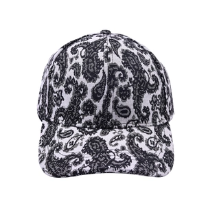 Gros plan sur les motifs Paisley noir et blanc sur le tissu en toile de la casquette