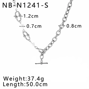 Detail view of silver pearl necklace with 50cm length and 37.4g weight specifications