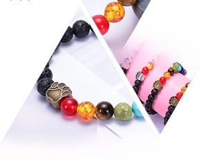 Detail eines 8mm Lavastein-Armbands mit Bronze-Hundepfoten-Anhänger und Natursteinen